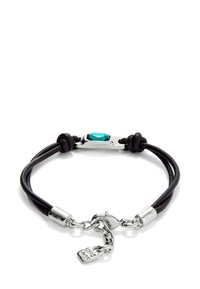 Bracelet en cuir noir avec une pierre précieuse turquoise centrale, des accents en métal argenté et un fermoir avec un détail en forme de charme.