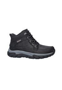 Zwarte mid-cut wandelboot met synthetisch bovenwerk, vetersluiting, gewatteerde kraag en grijze rubberen zool met textuurprofiel. Opvallend logo-accent.