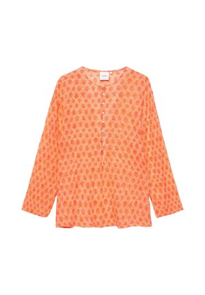 Pomarańczowa bluzka z długim rękawem z małym różowym wzorem liści, okrągłym dekoltem i przodem zapinanym na osiem białych guzików.