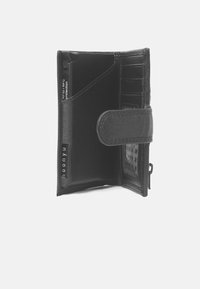 Zwarte leren portemonnee opengevouwen om kaartslotjes, een doorzichtige ID-venster, een drukknoopsluiting en een RFID/NFC-beschermlabel aan de binnenkant te laten zien.