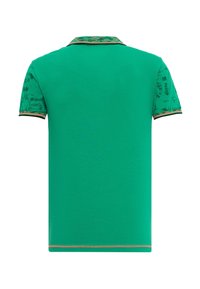 Grüne Polohemden mit einem gemusterten Kragen und Ärmeln, die mit schwarz und orange abgesetzt sind. Glatte Stoffqualität mit normaler Passform und ohne sichtbare Logos.