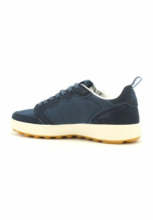 Sneaker blu navy con una combinazione di materiali in camoscio e tessuto, una robusta intersuola bianca e una suola in gomma texturizzata.