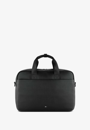 Sac à dos en cuir noir au texture lisse, avec des poignées supérieures doubles et une fermeture éclair. Il présente un branding subtil et une forme rectangulaire.