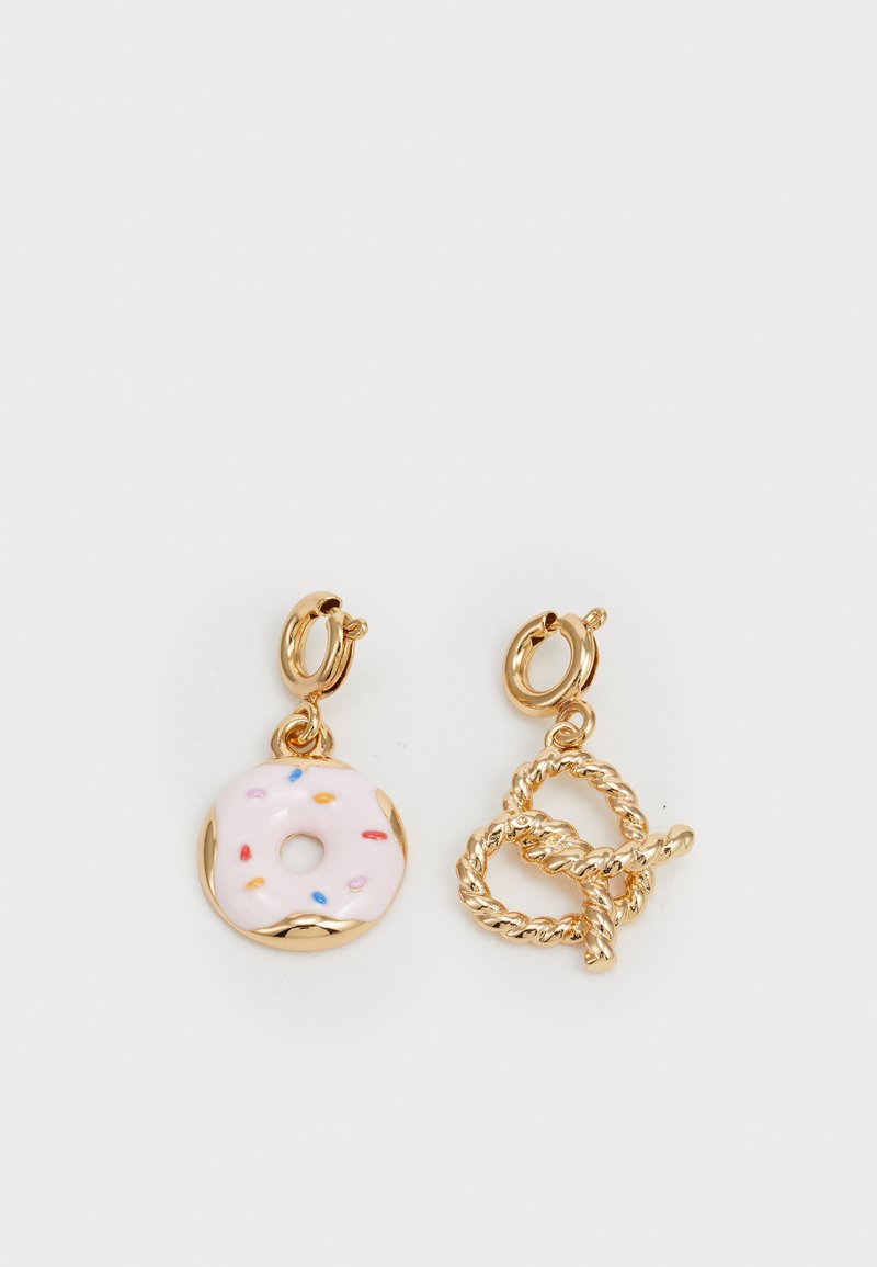 Orecchini in tonalità oro con un ciondolo a forma di ciambella rosa decorata con sprinkles colorati e un accento a forma di corda attorcigliata. Texture liscia, design giocoso.