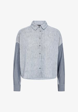 Koszula zapinana na guziki w jasnoniebieskim kolorze z teksturowanym wykończeniem. Długie rękawy mają kontrastowy, prążkowany wzór. Klasyczny krój kołnierzyka.