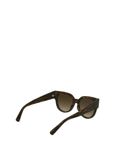 Okrągłe okulary przeciwsłoneczne z oprawką w kolorze skorupy żółwia, gradientowymi brązowymi soczewkami i rzeźbionymi zausznikami. Zawierają akcenty z logo na skroniach.