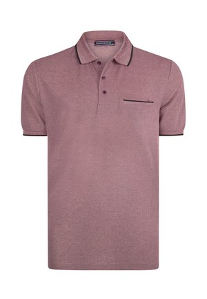 Camisa polo de manga corta en un suave tejido malva con un sutil patrón texturizado. Cuenta con un cuello con ribete negro y una fila de botones.