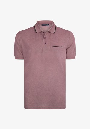 Camisa polo de manga corta en un suave tejido malva con un sutil patrón texturizado. Cuenta con un cuello con ribete negro y una fila de botones.