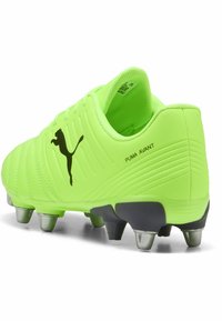 Neonsko zeleni nogometni kopač s teksturiranim sintetičkim gornjim dijelom, crnim Puma logotipom i srebrnim metalnim klinovima za prianjanje na travnatim površinama.