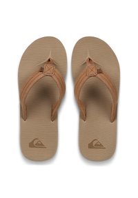 Καφέ σαγιονάρες με υφή στο πέλμα, υφασμάτινο δάχτυλο στη μύτη και λεπτομέρεια με λογότυπο στη σόλα. Οι λουρίδες ενισχύονται με διακοσμητικές ραφές.