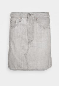 Jupe en denim gris clair avec un design classique à cinq poches, dotée d'une fermeture à bouton et de détails de coutures discrètes. Texture lisse.