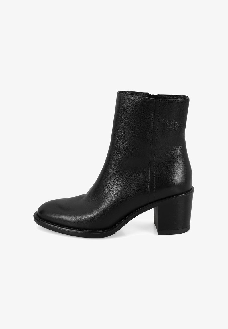 Schwarze Lederstiefelette mit leicht zugespitzter Spitze, glatter Textur und einem Blockabsatz. Minimalistisches Design ohne sichtbare Beschläge oder Verzierungen.