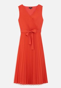 Rode geplooide wikkeljurk met een V-halslijn en een stoffen riem in de taille. Gemaakt van lichtgewicht materiaal, met een verticale ribbelstructuur.