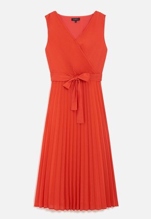 Vestido envolvente rojo con pliegues, escote en V y un lazo de tela en la cintura. Hecho de material ligero, presenta una textura de rayas verticales.