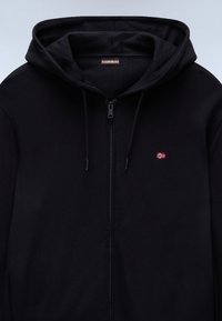 Schwarzer Kapuzenpullover mit Reißverschluss und Kordeln, kleinem Norwegen-Flaggenemblem auf der linken Brust und Fleece-Futter in der Kapuze.