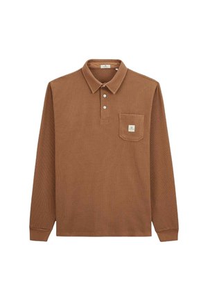 Polo shirt à manches longues de couleur marron, en tissu texturé, avec un col, trois boutons et une poche poitrine avec une étiquette de marque.