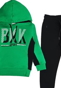 Felpa verde con dettagli neri, che presenta il testo "BVK SPORT" in strisce bianche; abbinata a pantaloni della tuta neri, entrambi realizzati in tessuto morbido.