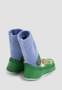 JoJo Maman Bébé FARM SCENE  - REGULAR FIT - Tofflor & inneskor - blue farmyard