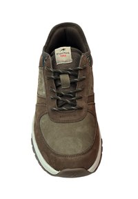 Zapatillas de ante y malla marrones con diseño de cordones, cuello acolchado y suela blanca en contraste. Presenta una etiqueta de logo en la lengüeta.