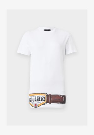 T-shirt blanc à manches courtes avec ceinture marron imprimée et boucle jaune, avec le texte "DSQUARED2" et une feuille d'érable rouge en bas à l'avant.