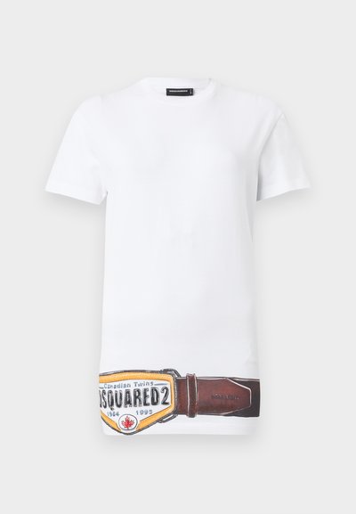 Άσπρο κοντομάνικο T-shirt με τυπωμένη καφέ ζώνη και κίτρινη αγκράφα, με το κείμενο "DSQUARED2" και ένα κόκκινο φύλλο σφενδάμου στο κάτω μέρος μπροστά.