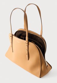 Καφέ δερμάτινη τσάντα tote με υφή, διαθέτει δύο μακριά χερούλια, κλείσιμο με φερμουάρ και εσωτερικές θήκες. Λεπτομέρειες σε χρυσό τόνο.