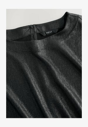 Robe noire avec une finition métallique texturée. Présente un décolleté modéré et une ouverture de ventilation à l'arrière. Le tissu doux tombe avec élégance.