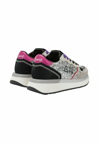 Sneakers met een gestructureerde zilveren glitter bovenkant, zwarte hak, roze accenten, paarse veters en een chunky witte zool. Merklogo op de hak.