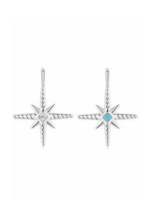 Sterling sølv stjerneformede øreringe med et struktureret design, der har en klar ædelsten i den ene og en turkis sten i den anden.