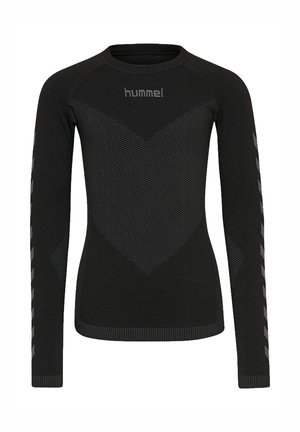 Schwarzes langärmliges Sportshirt mit strukturiertem Chevron-Muster vorne und reflektierenden Chevronen an den Ärmeln, "hummel" Logo auf der Brust.