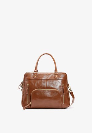 Sac à main en cuir marron à texture lisse, avec deux poignées, une bandoulière amovible, une poche zippée à l'avant et des accents métalliques dorés.