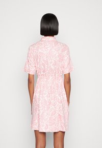 Vestido de estampado cachemir en color rosa, con cuello tipo camisa, mangas cortas y cintura elástica. Confeccionado en tela ligera.