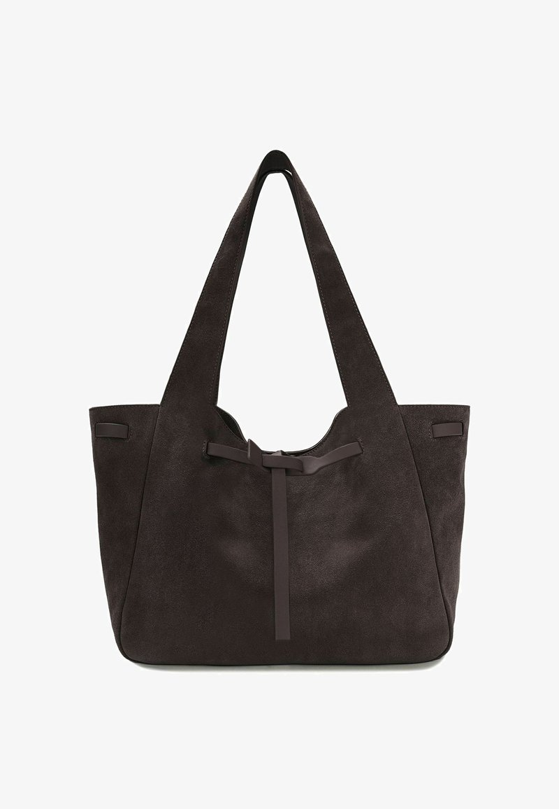 Borsa tote in camoscio marrone scuro con ampie cinghie e un dettaglio centrale annodato. Texture liscia con design minimalista. Presenta pannelli laterali solidi.