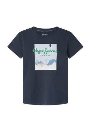 Camiseta de algodón de color azul marino con un gráfico cuadrado que presenta un efecto de acuarela en azul y blanco y texto en verde "Pepe Jeans London". Manga corta.