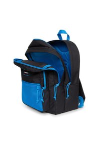 Mochila negra con acentos azules, que cuenta con múltiples compartimentos, un bolsillo de malla y correas ajustables. Textura de tela suave.