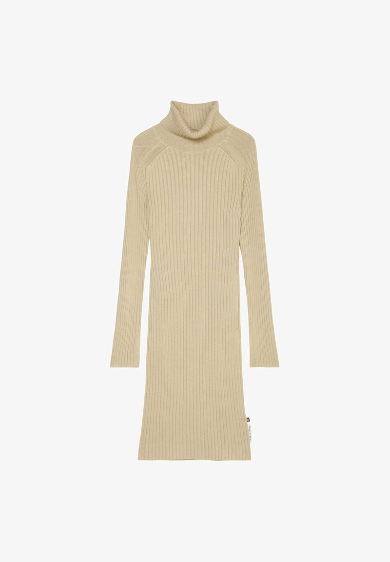 Robe beige à col roulé avec une texture côtelée, manches longues et silhouette ajustée. Présente un léger resserrement vers l'ourlet.