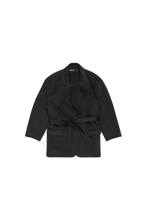 Blazer negro con cinturón hecho de tela texturizada, con solapa de muesca, dos bolsillos frontales y cierre de un botón.