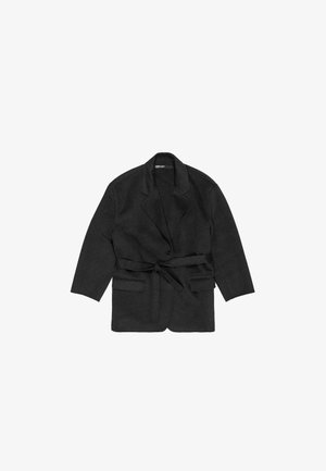 Zwarte blazer met ceintuur, gemaakt van een gestructureerde stof, met een notch-overslag, twee voorzakken en een enkele knoopsluiting.