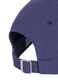 Casquette de baseball bleu marine en tissu texturé, avec une visière incurvée et un fermoir en métal réglable à l'arrière. Coutures visibles le long des coutures.