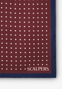 Bordeaux sjaal met witte stippen, omrand met een marineblauwe rand. "SCALPERS" logo in het wit in de rechterbenedenhoek. Zachte textuur.