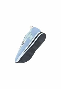 Blauwe suède sneakers met geweven textielaccenten, witte logo aan de zijkant, zwarte rubberen buitenzool en gestreepte tussenzool. Rond toel ontwerp.