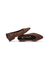 Bailarinas de estampado de leopardo con diseño de punta, fabricadas con material suave, con un forro interior negro y un sutil logo en la plantilla.