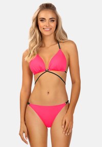 Różowy zestaw bikini z trójkątnym stanikiem z czarnymi paskami i detalem w postaci okrągłego pierścienia z przodu. Dół to pasujący model o niskim stanie.