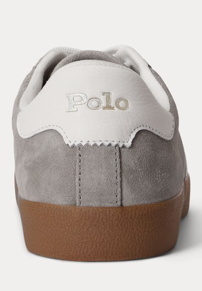 Γκρίζο τακούνι αθλητικού παπουτσιού από σουέτ με λευκή δερμάτινη λεπτομέρεια και λογότυπο "Polo" σε ασημί, με υφασμένο καφέ λαστιχένιο πέλμα.