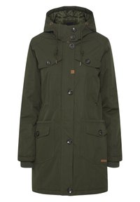 Parka olive en vert fabriquée en tissu durable ; elle présente une capuche, deux poches sur la poitrine, deux poches latérales et des fermetures à bouton.