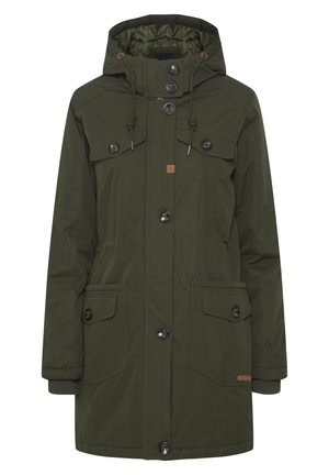 Parka olive en vert fabriquée en tissu durable ; elle présente une capuche, deux poches sur la poitrine, deux poches latérales et des fermetures à bouton.