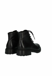 Botas de tobillo de cuero negro con un acabado suave, punta redonda y cordones en la parte delantera. Suela de goma gruesa con una textura resistente.