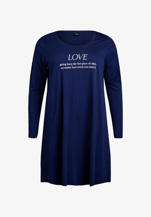 Tamsiai mėlyna ilgomis rankovėmis tunika su apvalia apykakle, ant kurios baltu tekstu užrašyta: "MEILĖ duoti jiems paskutinį pyrago gabalėlį." Minkšta medžiaga, laisvas kirpimas.