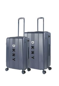 Dos maletas rígidas de color gris oscuro con surcos verticales, que cuentan con mangos retráctiles, cuatro ruedas y un logotipo destacado en la parte frontal.