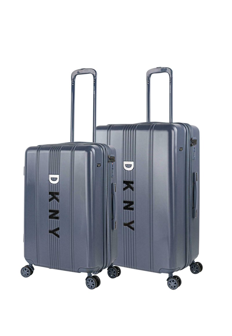 Dos maletas rígidas de color gris oscuro con surcos verticales, que cuentan con mangos retráctiles, cuatro ruedas y un logotipo destacado en la parte frontal.